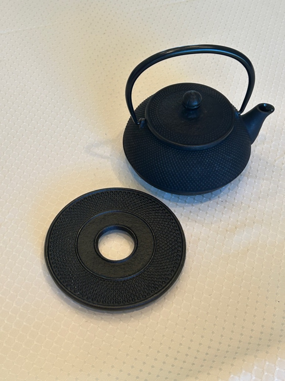 IWACHU Tetsubin Kuro 3-Arare
Black Hobnail Cast Iron Teapot with Trivet - Picture 3 of 13